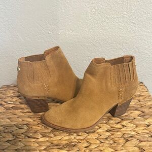 Steve Madden Tan Ankle Booties with Stacked Heel